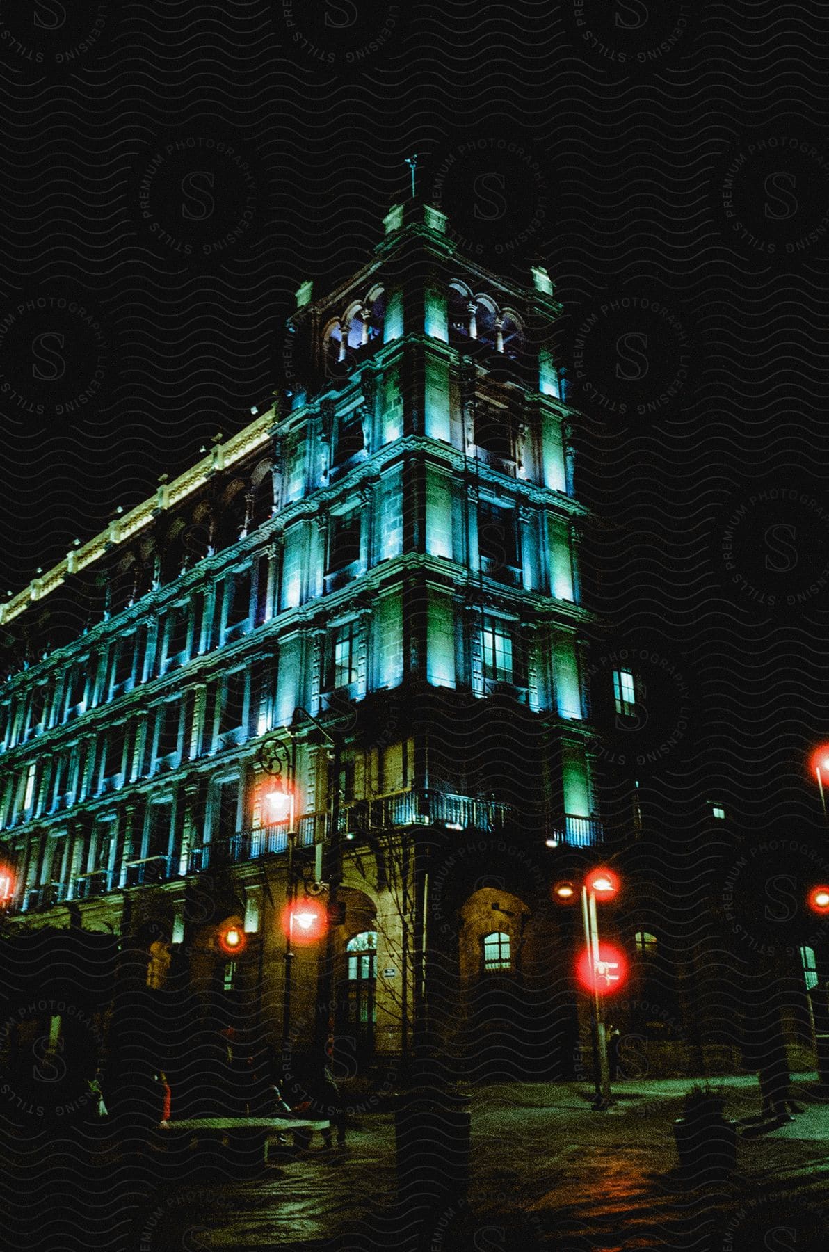 A modernly lit building at night in mexico city