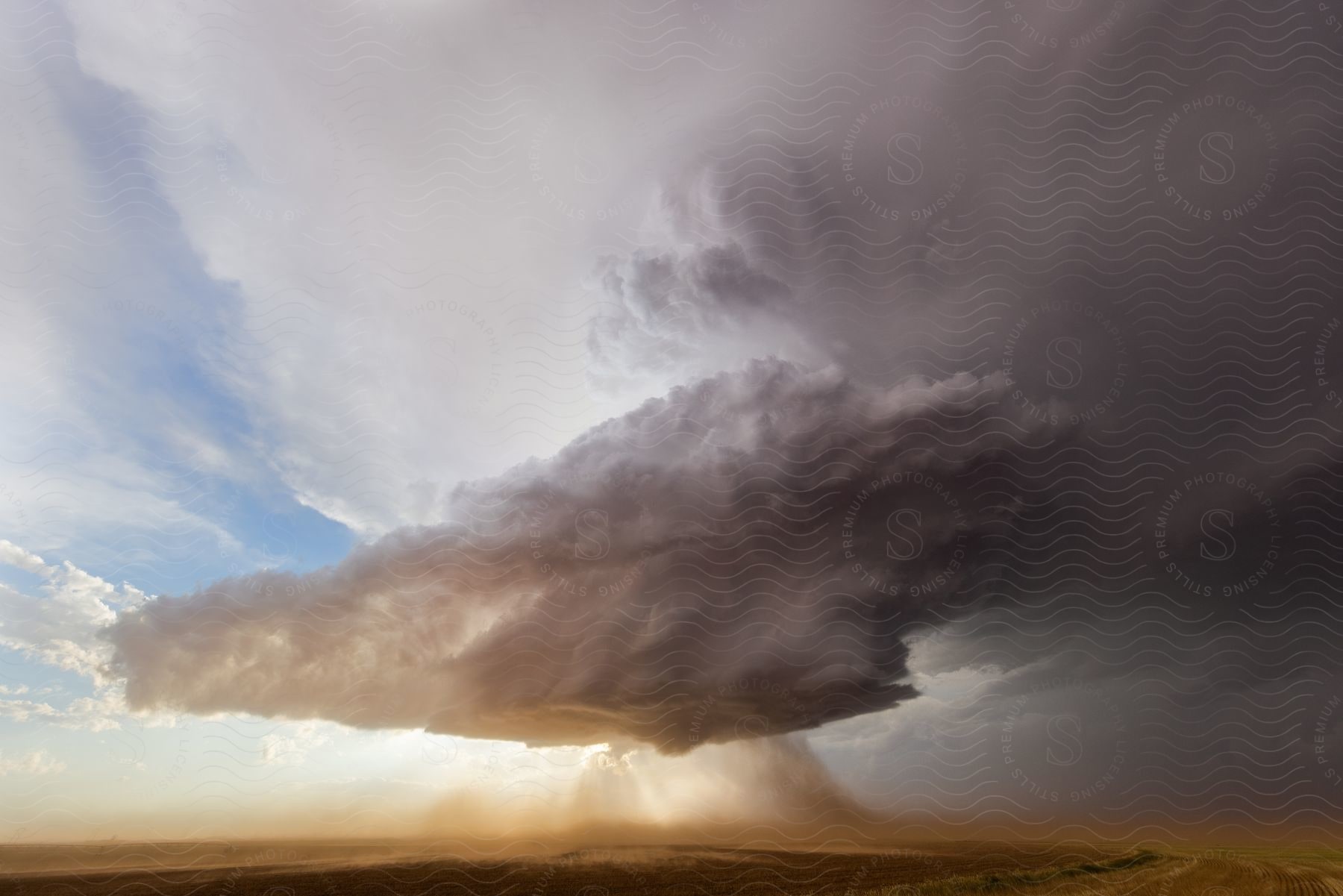 A supercell storm engulfs a dusty plain as it moves towards lubbock texas