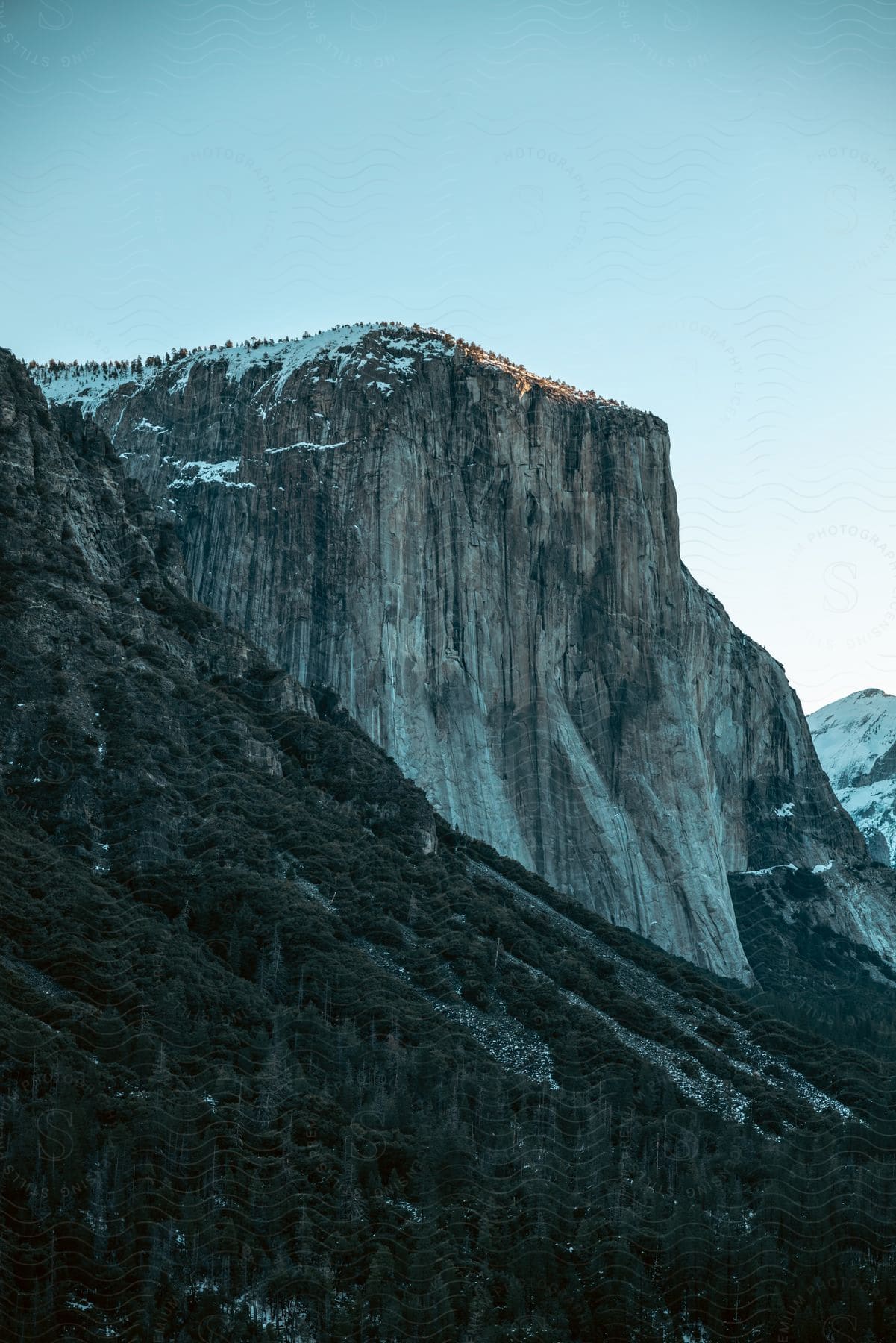 Landscape of yosemite valley in daylight with mountains cliffs and plateaus