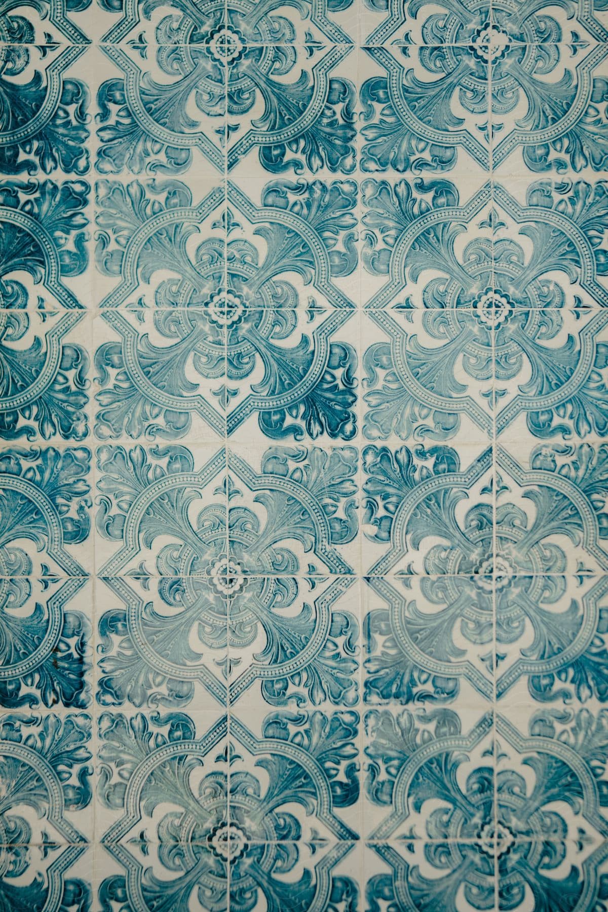 A tiled wall in white with blue designs