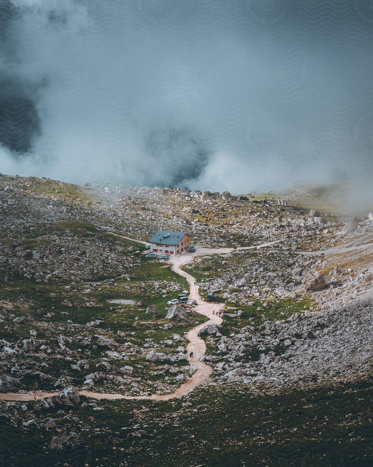 Farmhouse surrounded by cars in the mountains