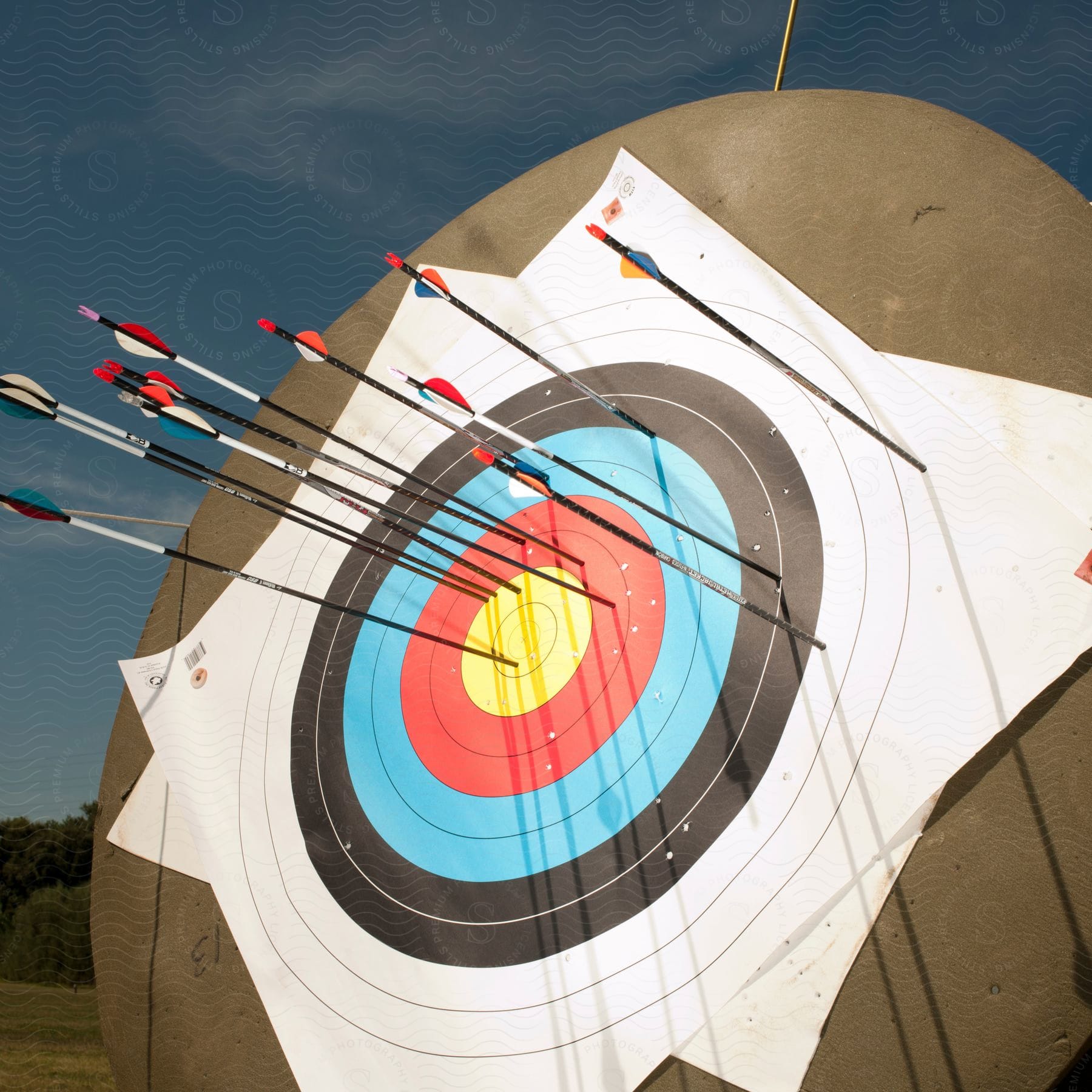 A board with multiple shooting arrows on it