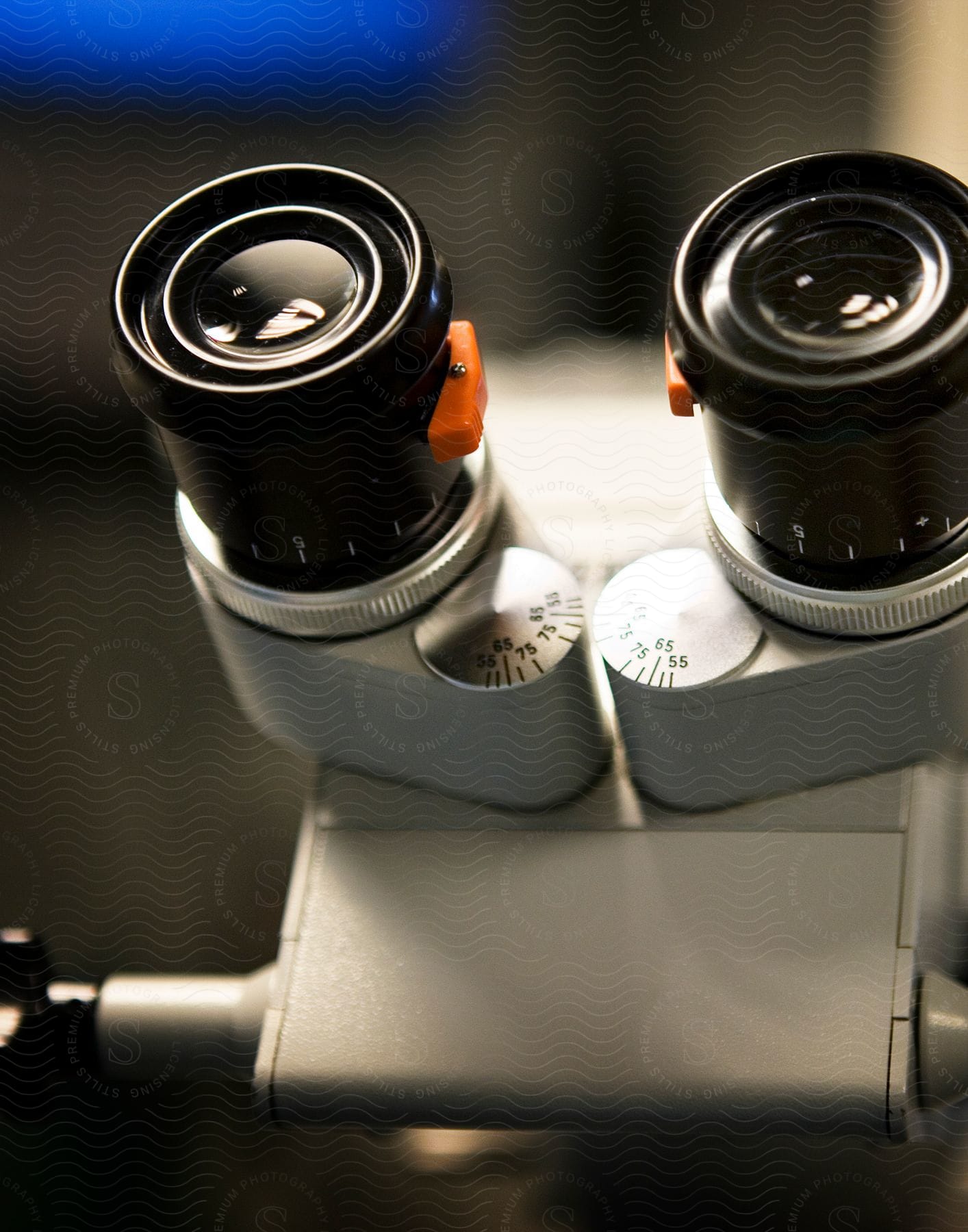 Microscope lens resembling binoculars