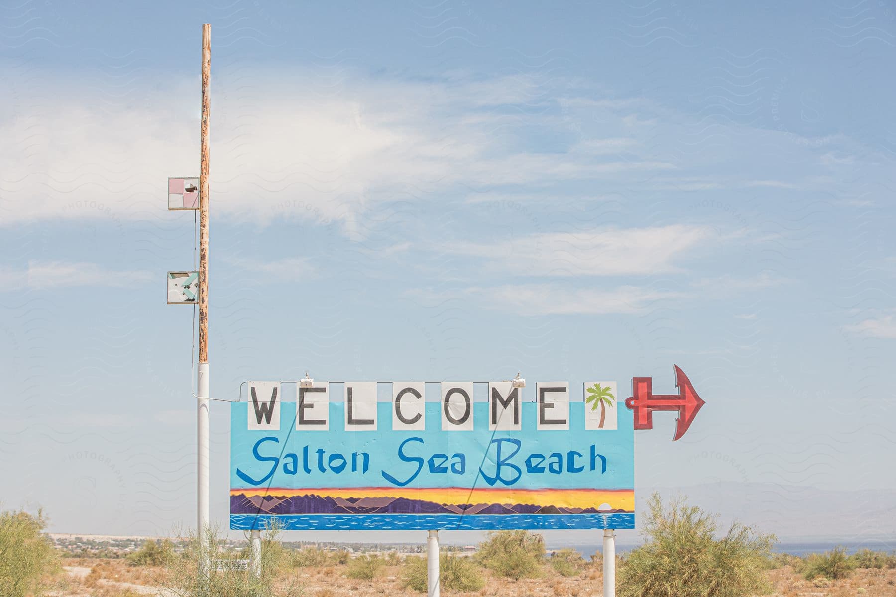 A sign that says welcome to salton sea beach in front of a beach