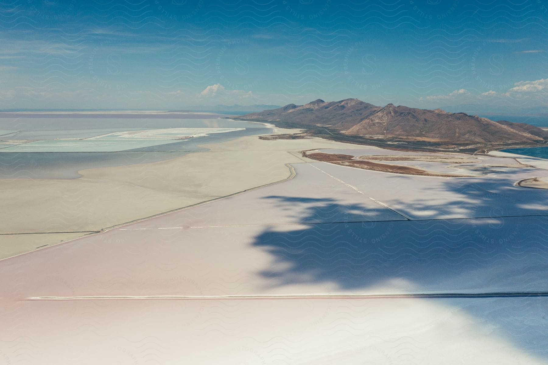 Big Salt Lake next to mountains.