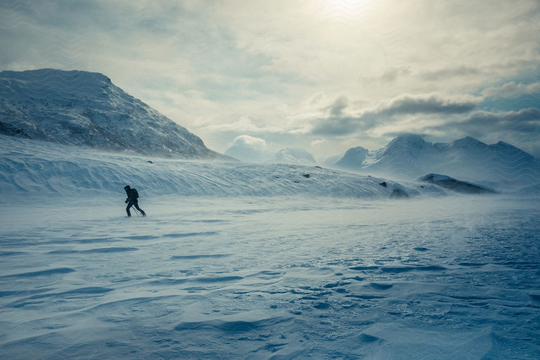 An explorer explores the snowy mountains.
