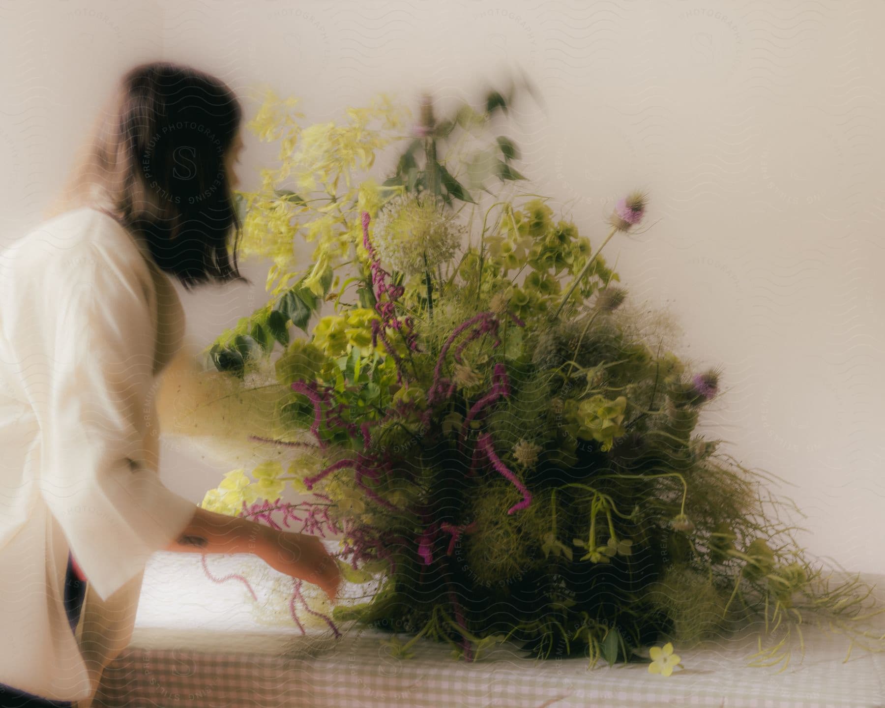 Woman arranging a flower arrangement in the form of art.