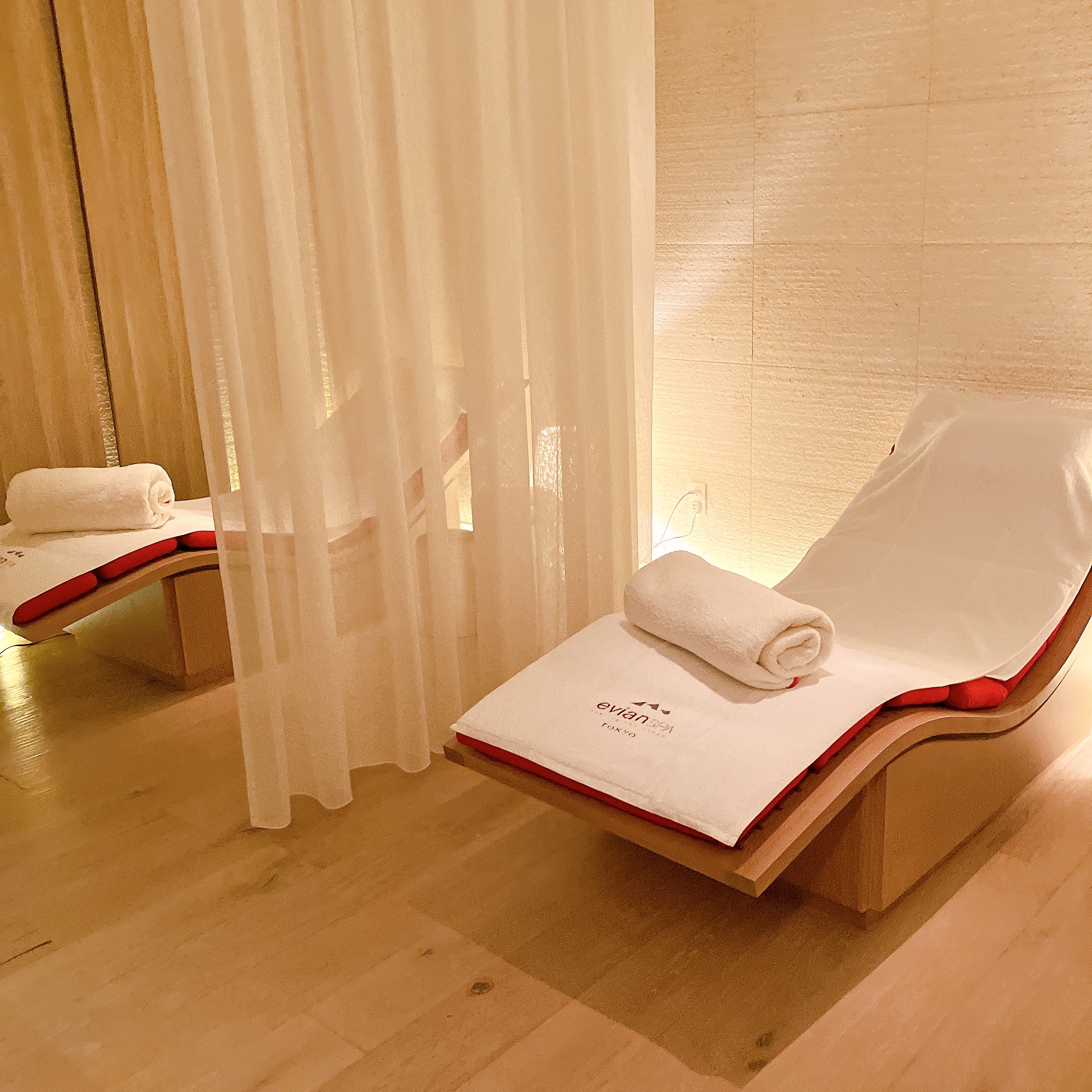 https://res.cloudinary.com/stoicclub/image/upload/v1664259970/blog/202209_evian-spa-tokyo/__spa_lounge_zmsoae.jpg