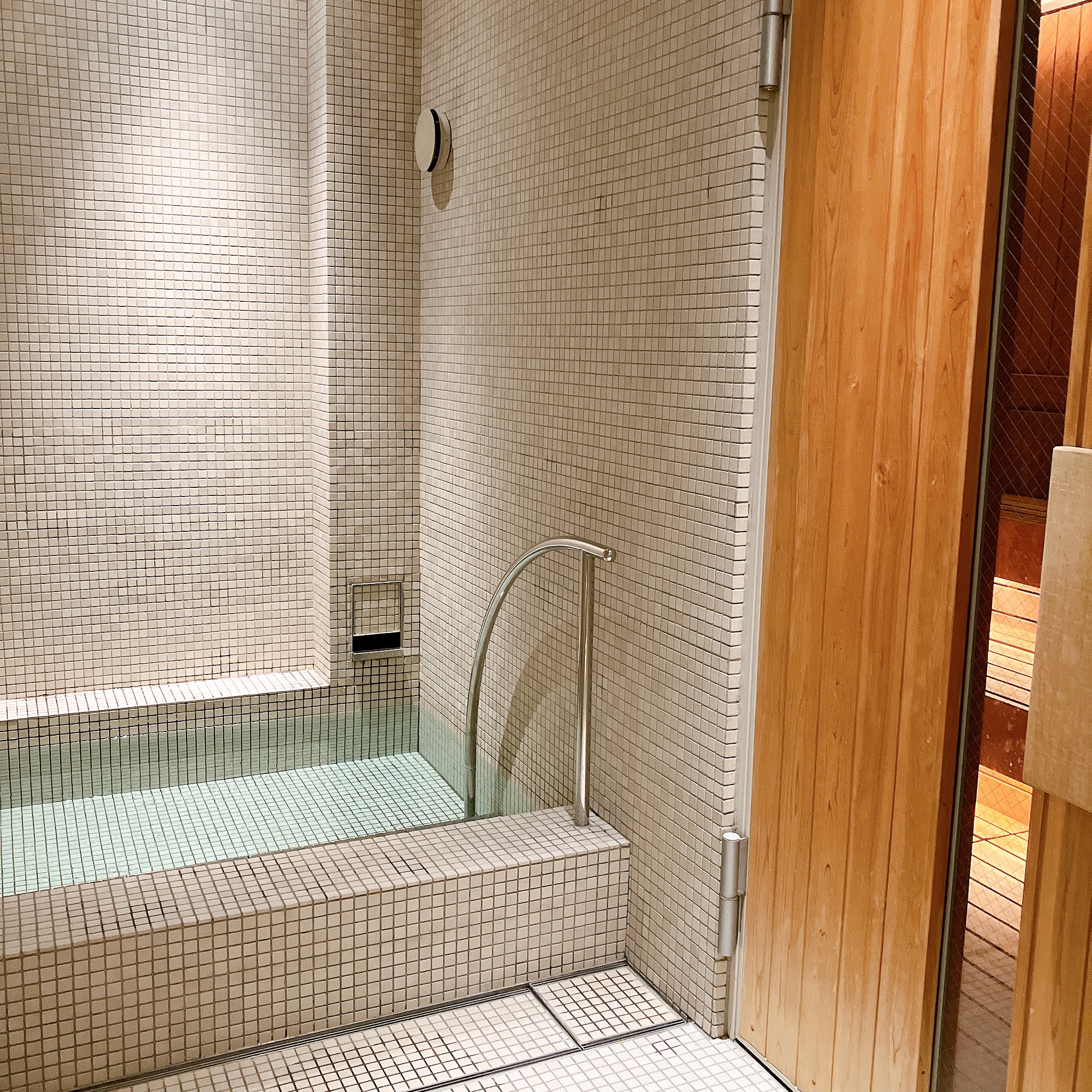 https://res.cloudinary.com/stoicclub/image/upload/v1664259979/blog/202209_evian-spa-tokyo/__spa_sauna_jchzwb.jpg