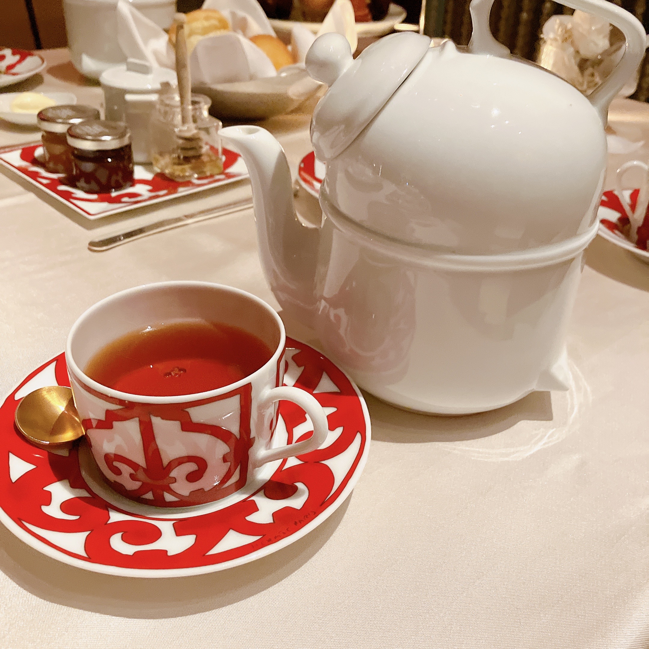 https://res.cloudinary.com/stoicclub/image/upload/v1669705320/blog/202211_hermes-afternoontea/__tea_yvgsha.jpg