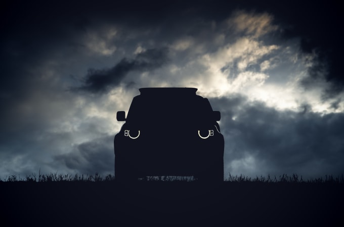 Defender met een grijze lucht op de achtergrond