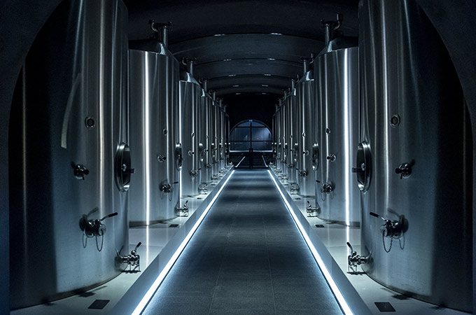 Het interieur van de wijnmakerij met metalen vaten