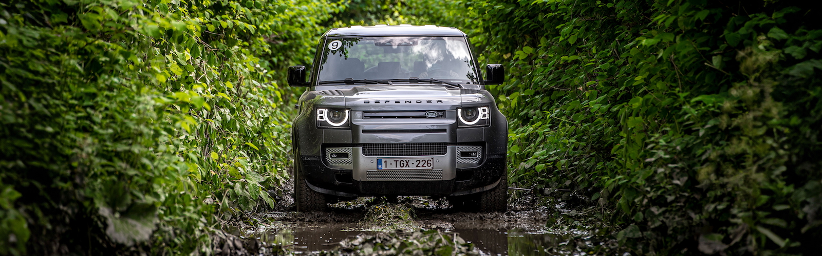Wilt u vertrouwd raken met de belangrijkste 4x4-rijtechnieken en onze Defenders uitproberen op een off-road terrein?