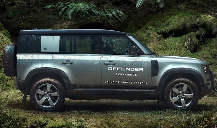 Een witte Range Rover Sport bestuurd door een 12-17-jarige op een dramatisch oneffen terrein.