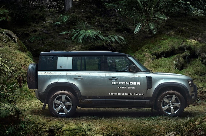 Een witte Range Rover Sport bestuurd door een 11-17-jarige op een dramatisch oneffen terrein.