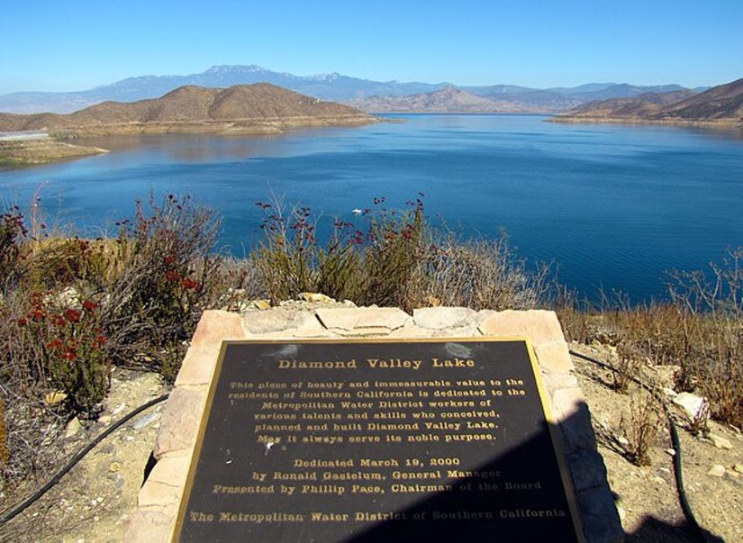 A plaque over the reservoir, describing Diamond Valley Lake. Photo by Wikimedia user Lvi56.