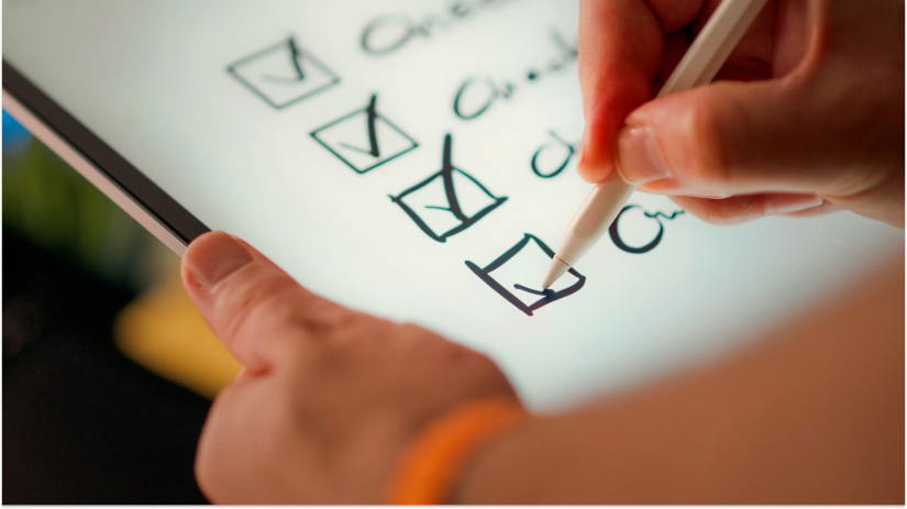 Person checking boxes in a Checklist