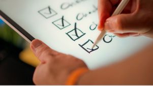 Person checking boxes in a Checklist