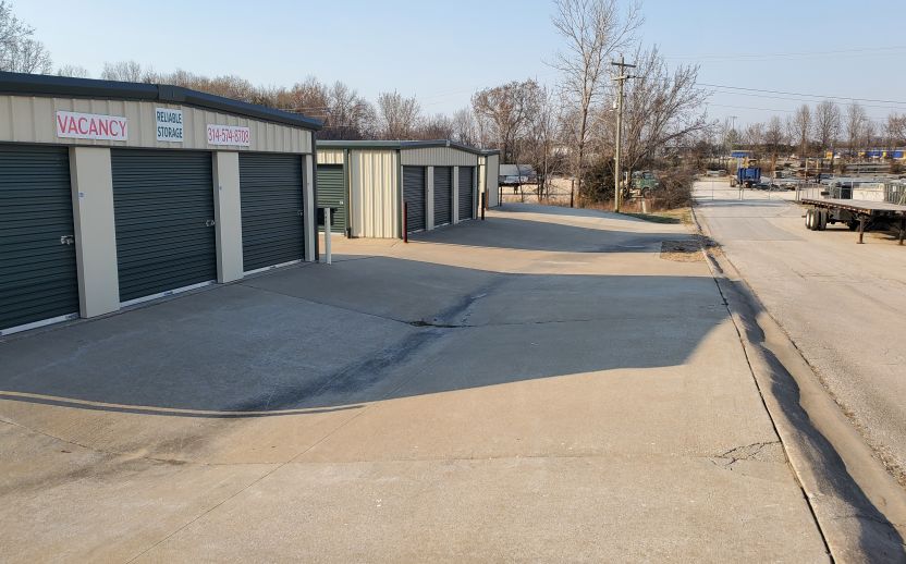 Drive-up self storage units with paved drive lanes in Wright City MO
