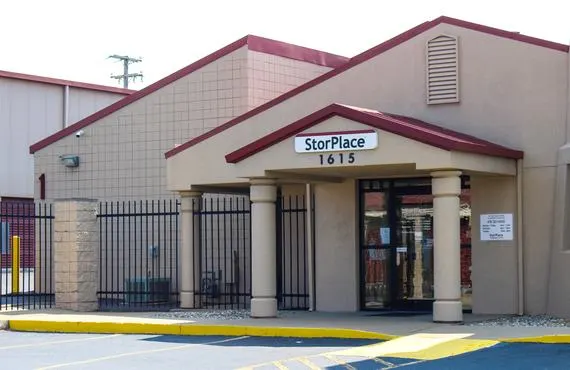 Storplace Self Storage Front Office on 1615 Charlotte Ave, Nashville, TN 37203