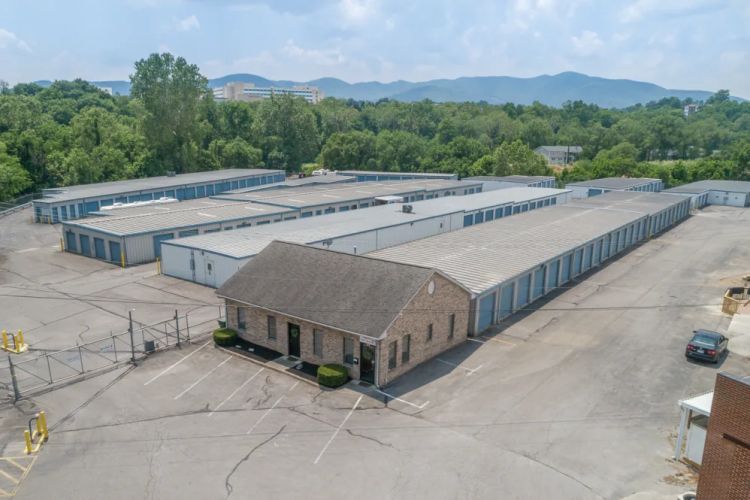 Exterior view of the Pinnacle Realty facility