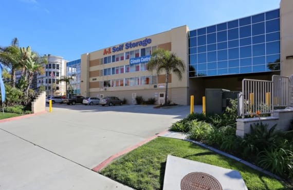 Storage Units in Hotel Circle South