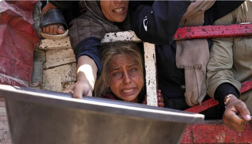 A young child begs for food in Gaza, 27.07.25 (AP)