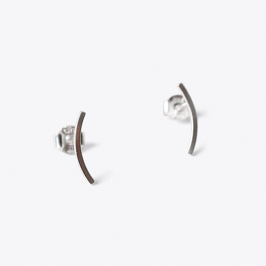 Jukserei Curved Ear Stud Silver