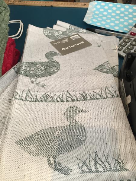 le-chateau-one-tea-towel-ducks-green