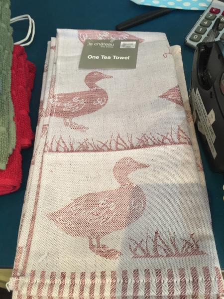 le-chateau-one-tea-towel-ducks-red