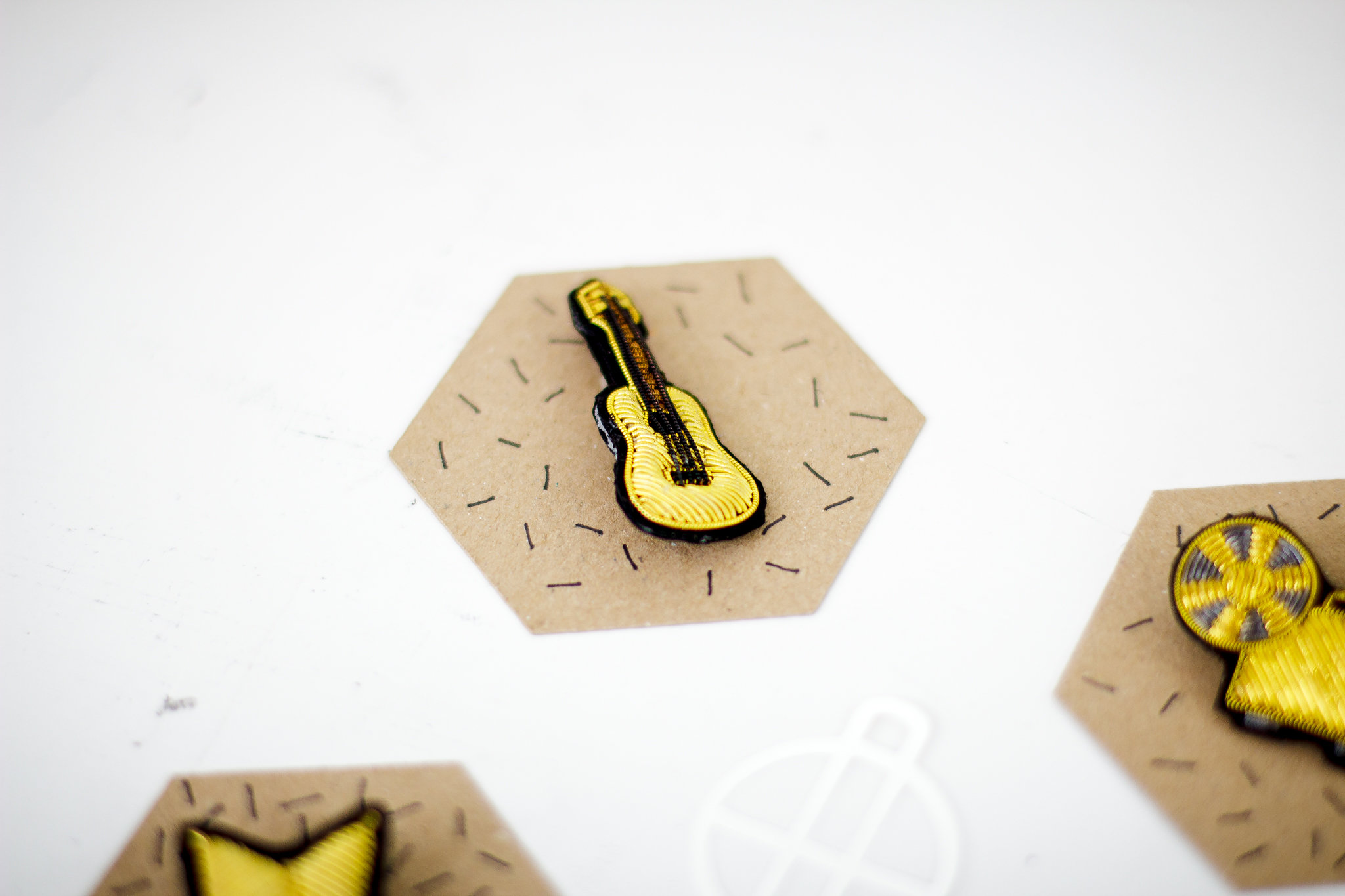 ukulele-gold-hand-embroidery-brooch