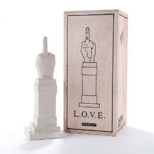 seletti-l-o-v-e-sculpture