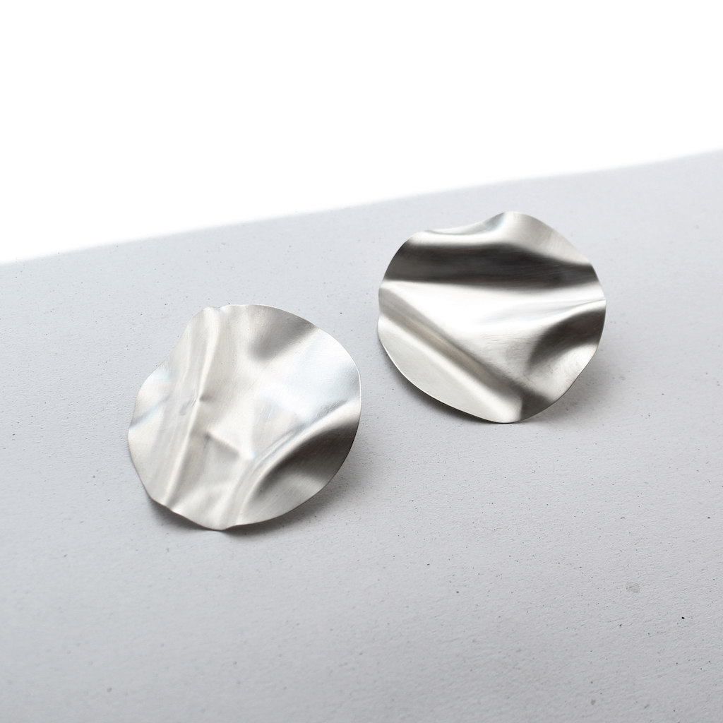 MONOMONO Large Silver Crinkled Earring 