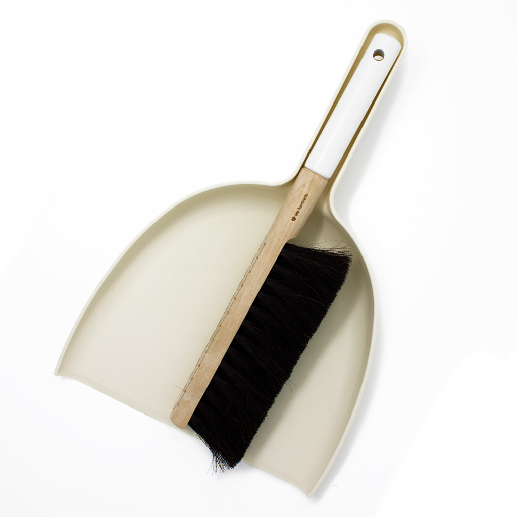 Iris Hantverk White Handled Broom and Dustpan Set