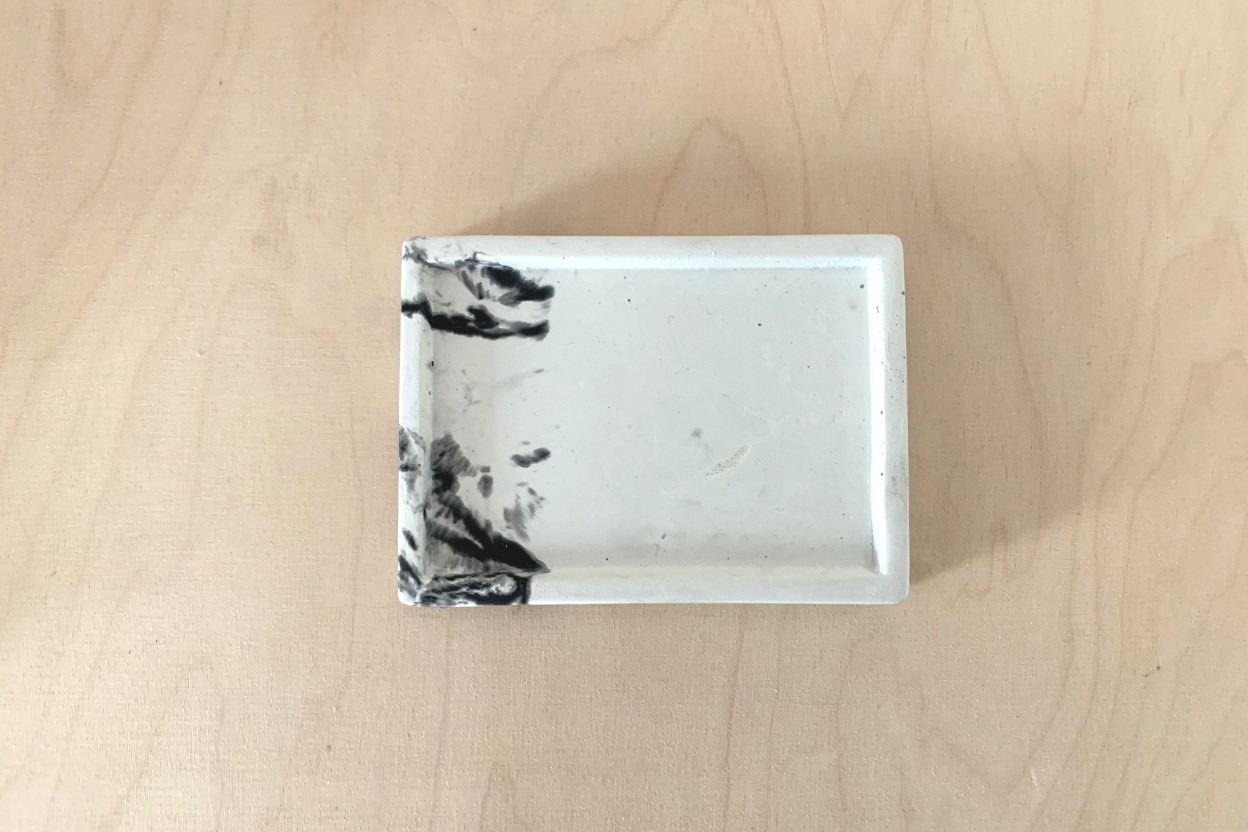 Zuri White Black Soap Dish