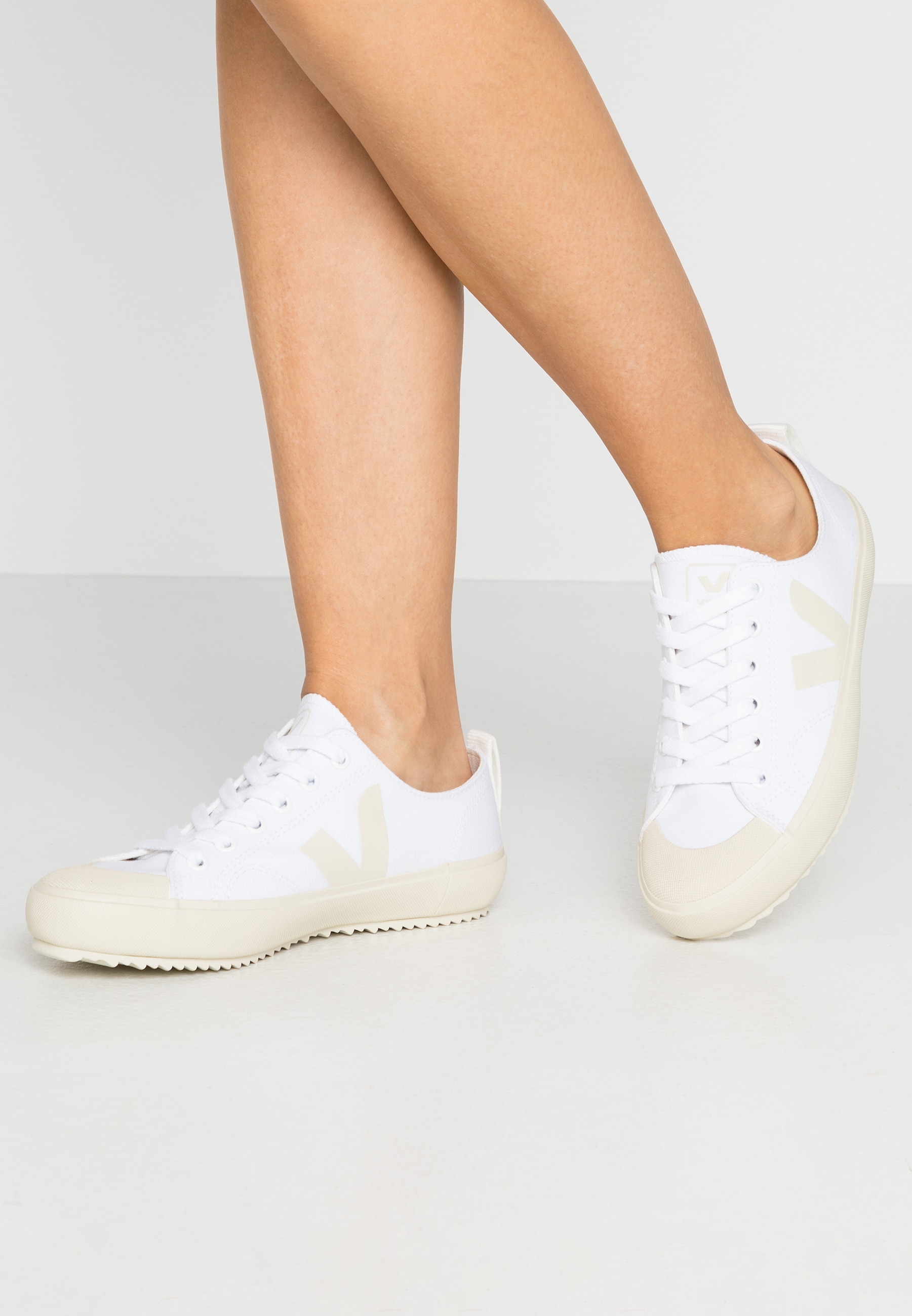 Trouva: Nova White Pierre Sneakers