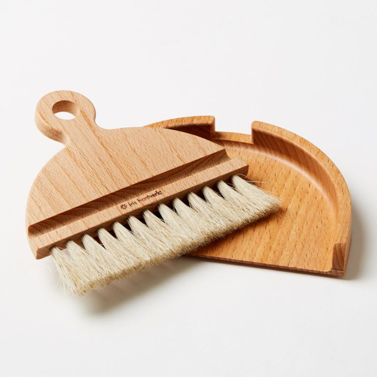 iris-hantverk-table-dustpan-and-brush