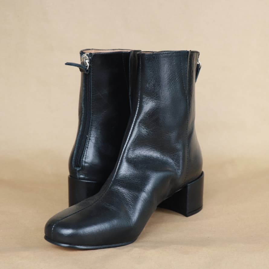 About Arianne Black Leather Basic Boots