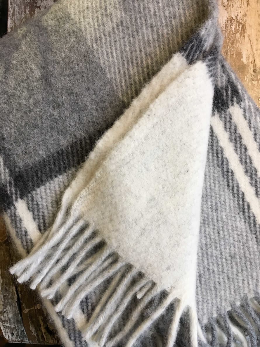 D&T Blanket Gray and Bright Woolen Checkered