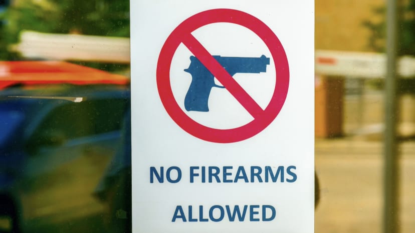 「禁止槍械入內」標語