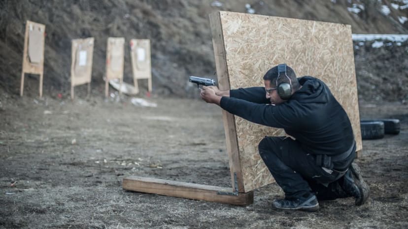 在掩體後方射擊