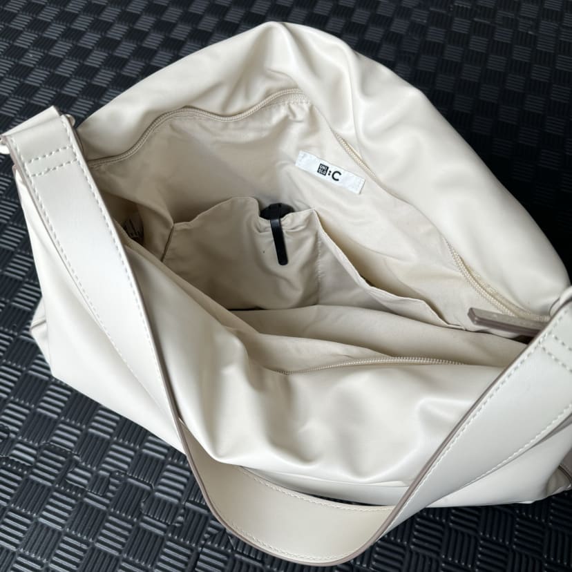 噴霧夾在包包內部夾層上