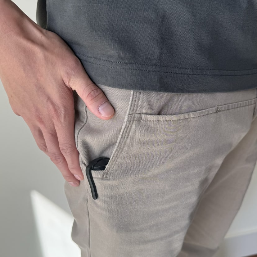 放在專屬口袋裡，並夾在口袋邊緣上