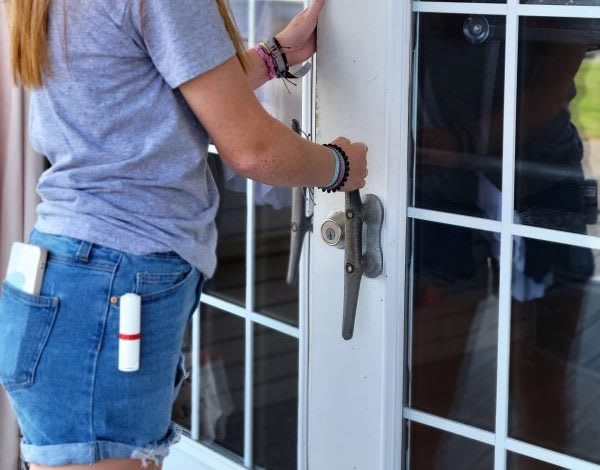 掛在口袋邊緣，位於口袋外側