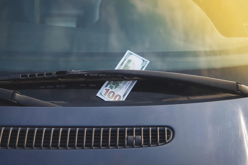 擋風玻璃上的鈔票