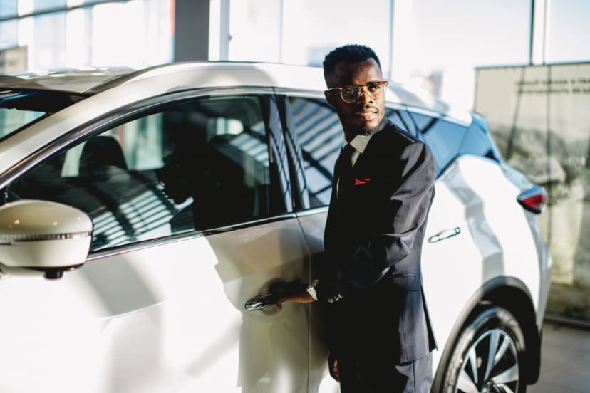 上車時轉頭查看身後