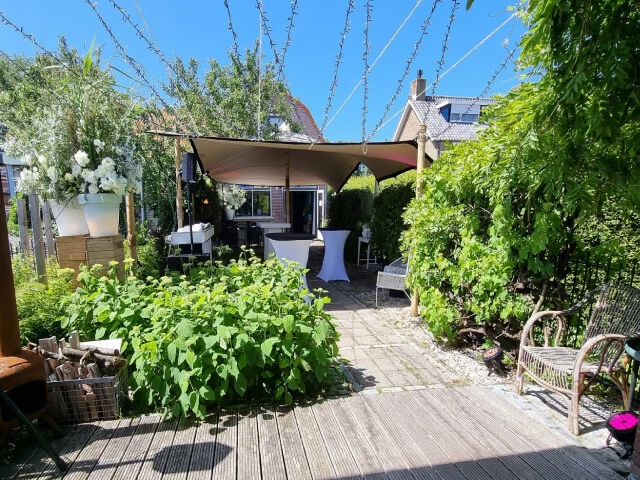Stretchtent als overkapping voor een tuinfeest