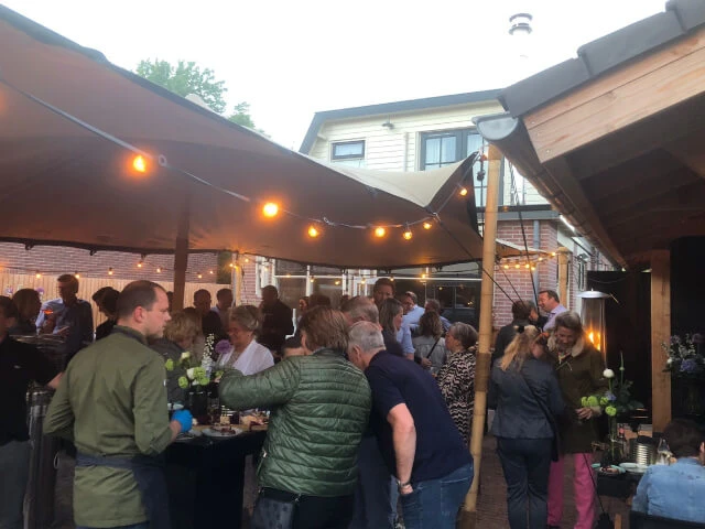 Kleine stretchtent voor een tuinfeest