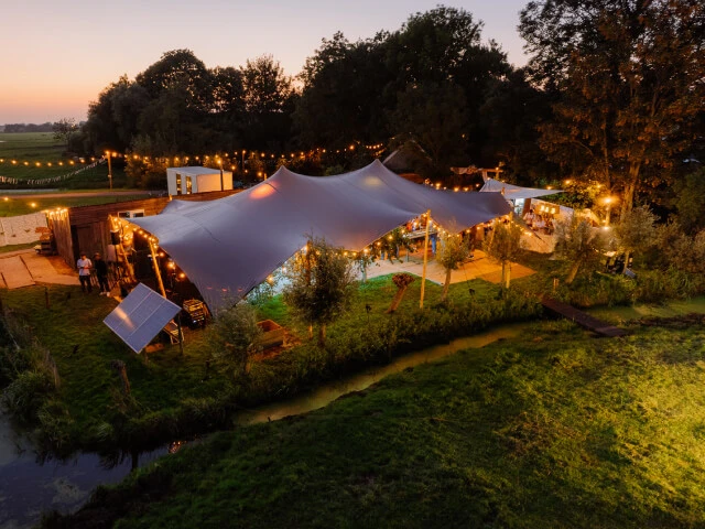 Gehuurde stretchtent bruiloft tuinfeest