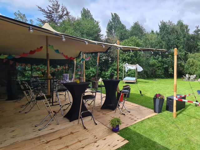 Stretchtent als overkapping voor een tuinfeest
